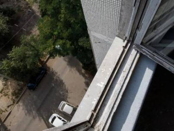 В Баку две школьницы покончили жизнь самоубийством, бросившись с крыши многоэтажки